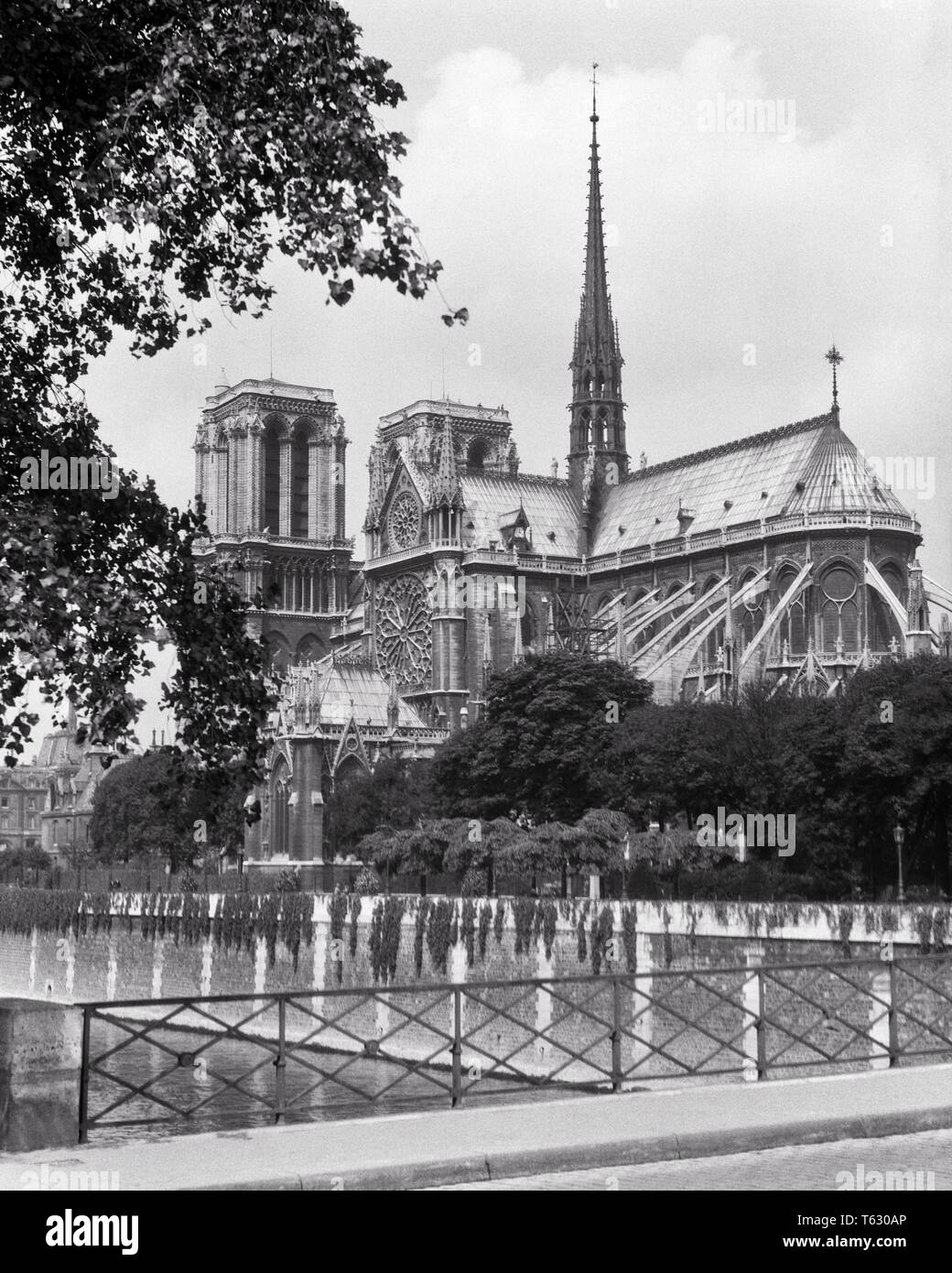 1920s NOTRE DAME CATHEDRAL EASTERN FACADE SPIRE ROMAN CATHOLIC MEDIEVAL FRENCH GOTHIC ARCHITECTURE BUILT 1163–1345 PARIS FRANCE  - r878 HAR001 HARS SPIRE Stock Photo