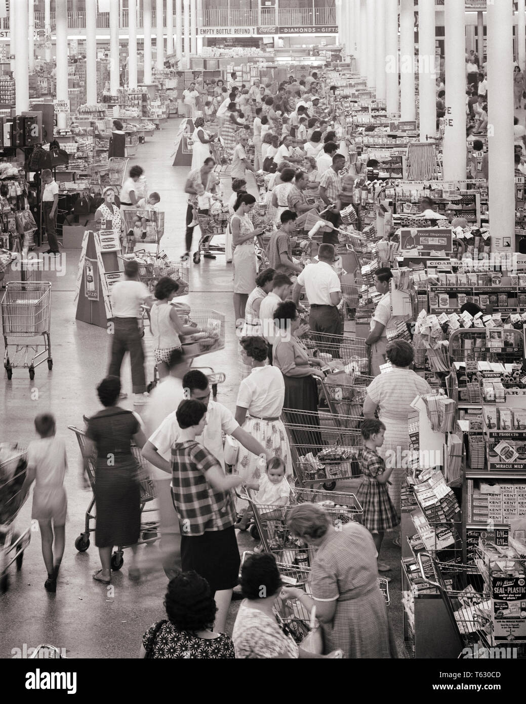 Grocery shopping 1960s hires stock photography and images Alamy