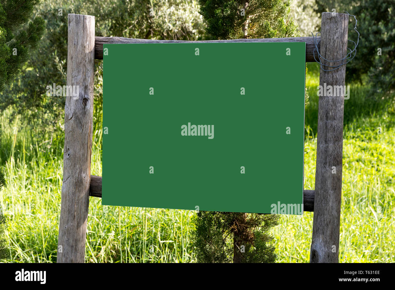 empty wooden billboard in the forest Stock Photo - Alamy