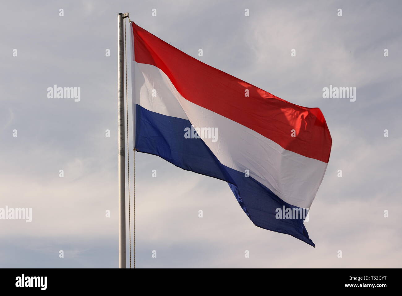 Die Holländische Nationalfahne flattert im Wind Stock Photo