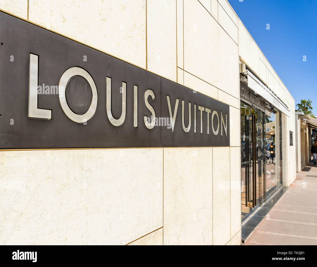 Louis Vuitton Store Facade with Holiday Decorations, NYC Stock Photo - Alamy