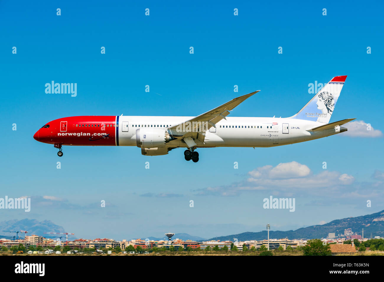 Norwegian Boeing B787900 Dreamliner on approach, Barcelona El Prat