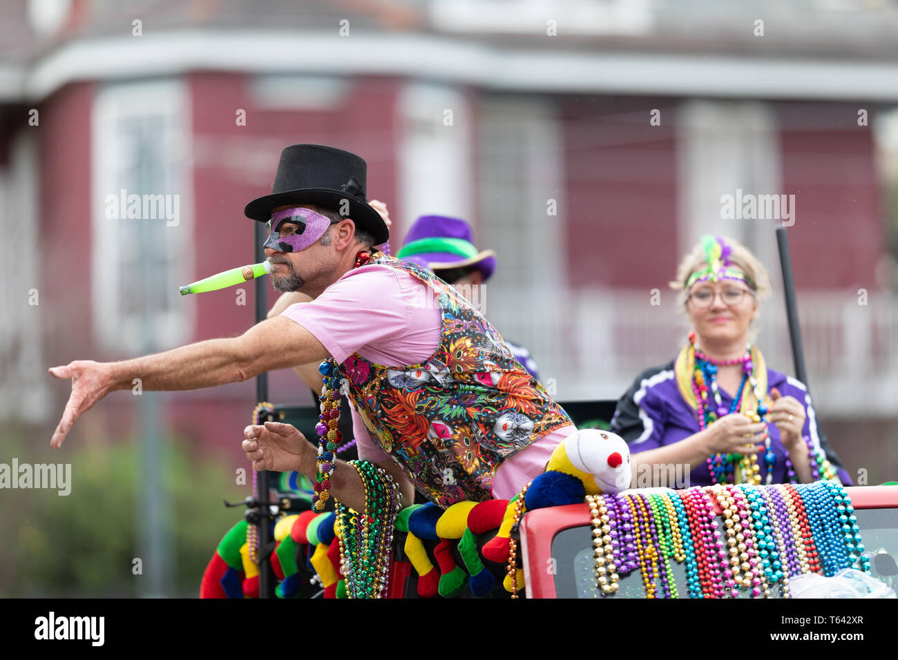 meaning of throwing beads at mardi gras