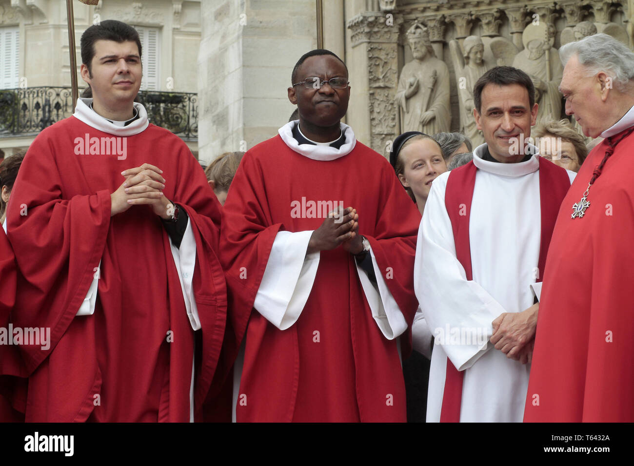 Sortie de messe. Ordinations sacerdotales. Cathédrale Notre-Dame de Paris  Stock Photo - Alamy