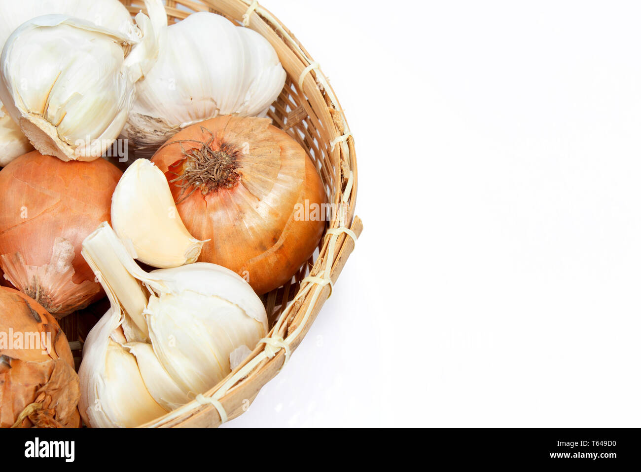 garlic and onions in a basket Stock Photo Alamy