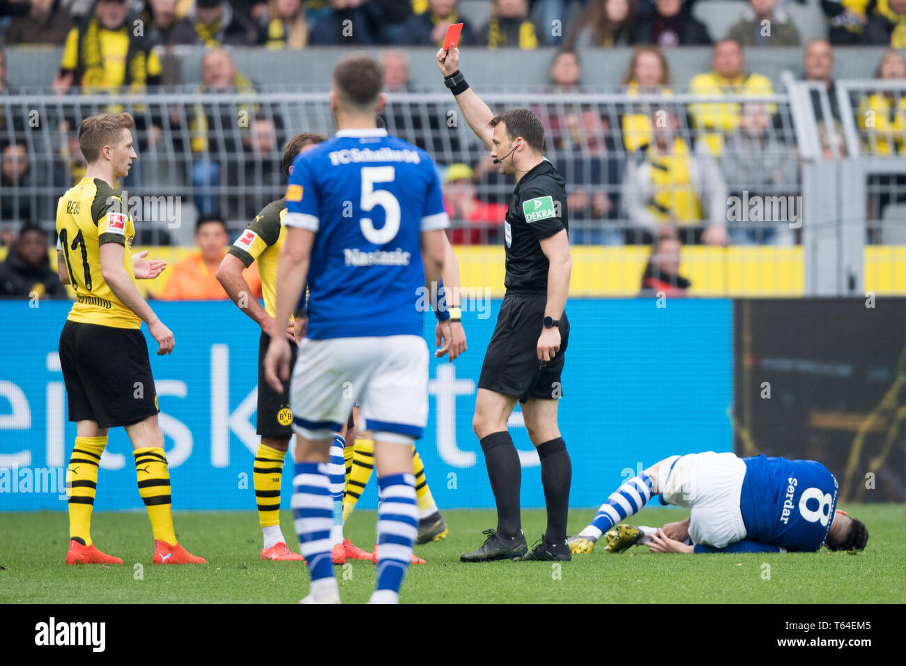 REUS (left, receives a red card after a foul on Suat SERDAR (GE) by referee Felix ZWAYER, red, red card, gesture, gesture, Soccer 1. Bundesliga, matchday, Borussia Dortmund (DO) -