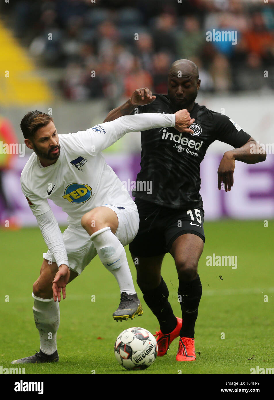 27 April 2019, Hessen, Frankfurt/M.: Soccer: Bundesliga, Eintracht Frankfurt - Hertha BSC, 31st matchday in the Commerzbank Arena. The Berlin Marvin Plattenhardt (l) and the Frankfurt Jetro Willems fight for the ball. Photo: Thomas Frey/dpa - IMPORTANT NOTE: In accordance with the requirements of the DFL Deutsche Fußball Liga or the DFB Deutscher Fußball-Bund, it is prohibited to use or have used photographs taken in the stadium and/or the match in the form of sequence images and/or video-like photo sequences. Stock Photo