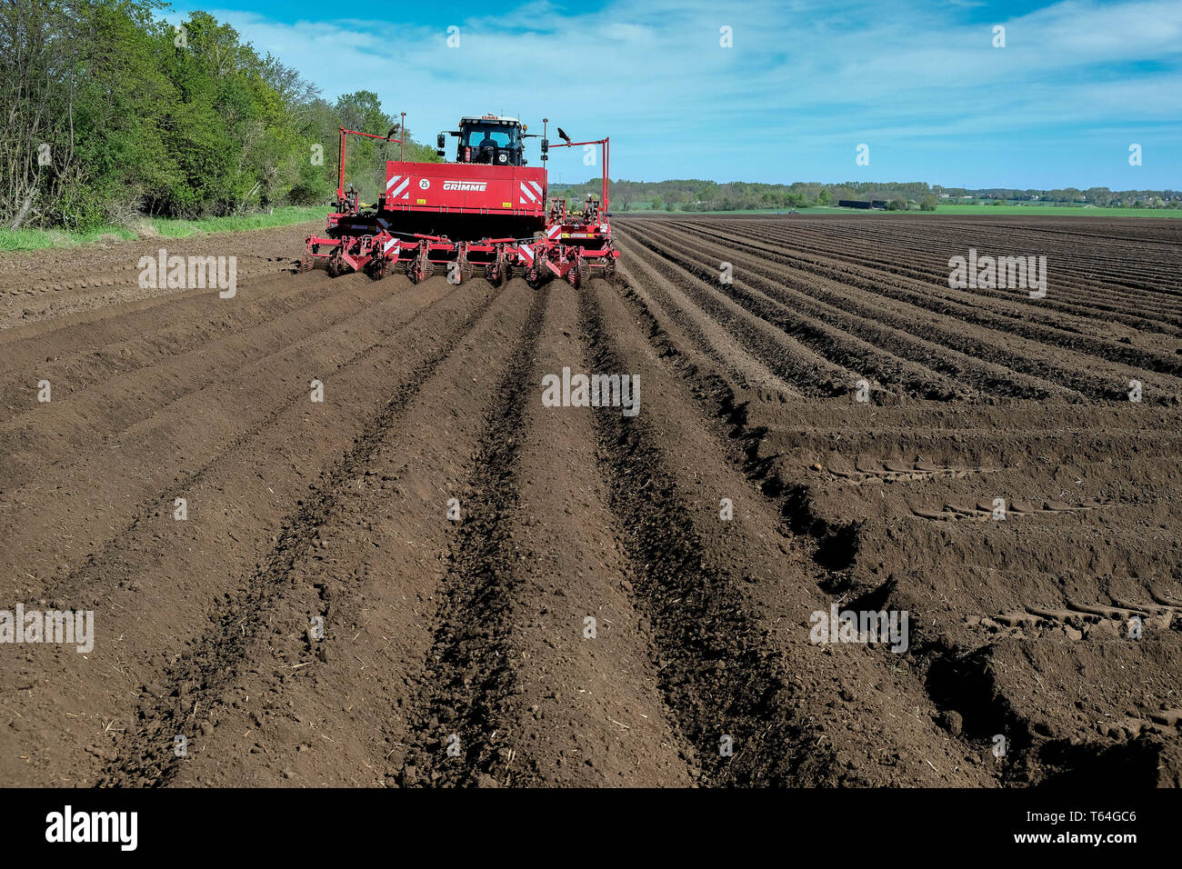 Bottmersdorf, Germany. 25th Apr, 2019. Farmers in the Magdeburger Börde near Bottmersdorf plant potatoes in the soil with a planting machine. Credit: Peter Förster/dpa-Zentralbild/ZB/dpa/Alamy Live News Stock Photo