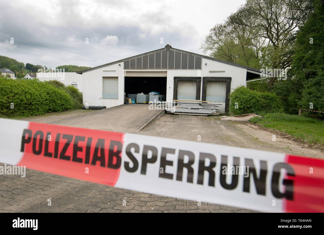 29 April 2019, North Rhine-Westphalia, Preußisch Oldendorf: A warehouse is cordoned off by the police. After the discovery of thousands of liters of chemicals and dozens of gas cylinders in the district of Minden-Lübbecke, police and the State Criminal Police Office (LKA) investigate the warehouse. Photo: Oliver Krato/dpa Stock Photo