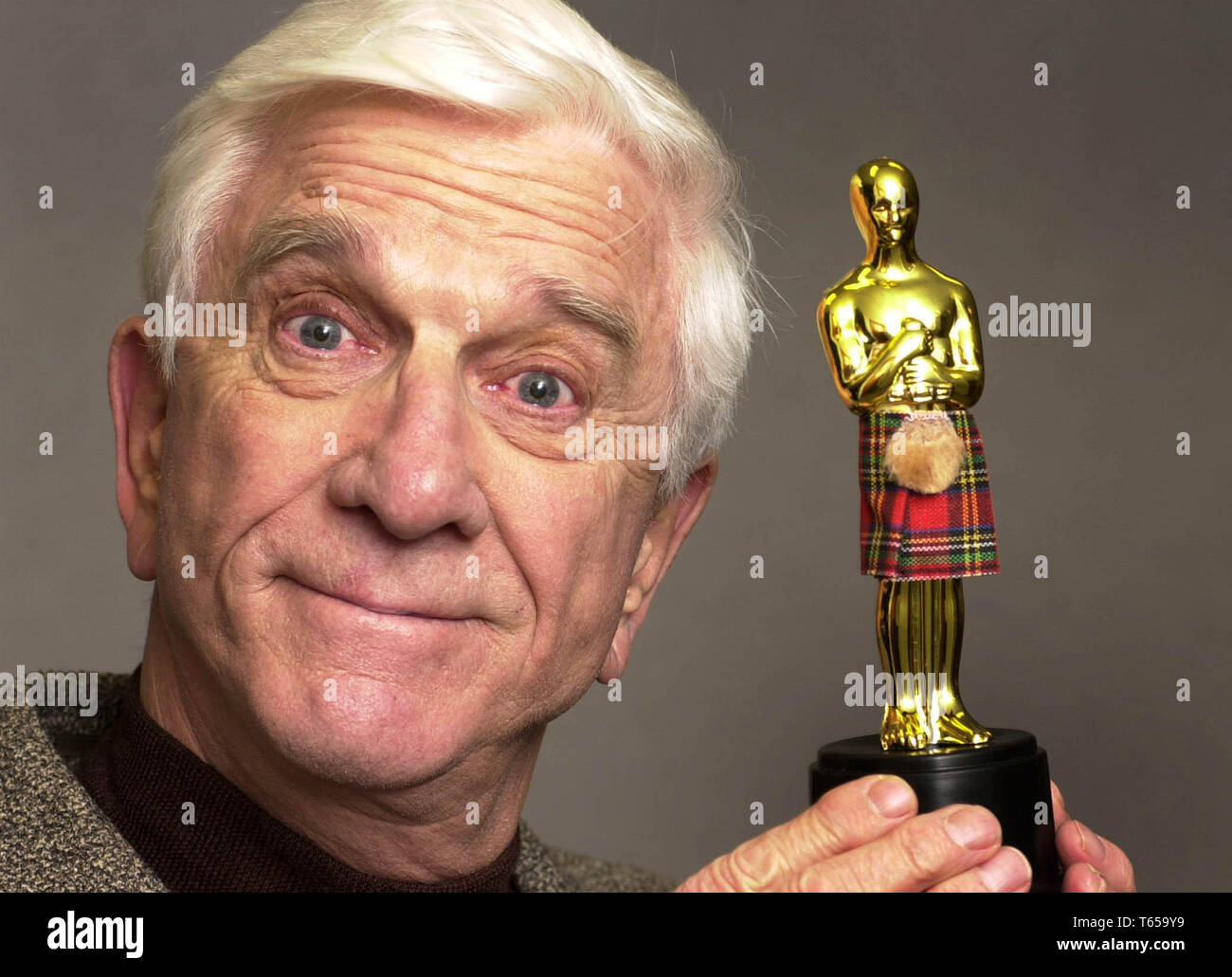 Actor Leslie Nielsen pictured after appearing on STVs lunchtime TV programme, Room At The Top in Edinburgh today ( Monday 27/3/00 ) complete with tartan kilt wearing Oscar. Stock Photo