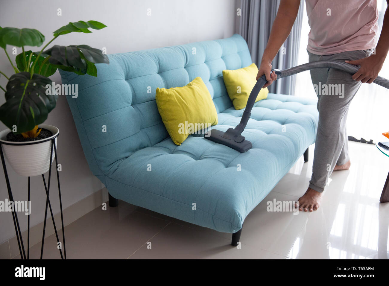hand using vacuum cleaner Stock Photo - Alamy