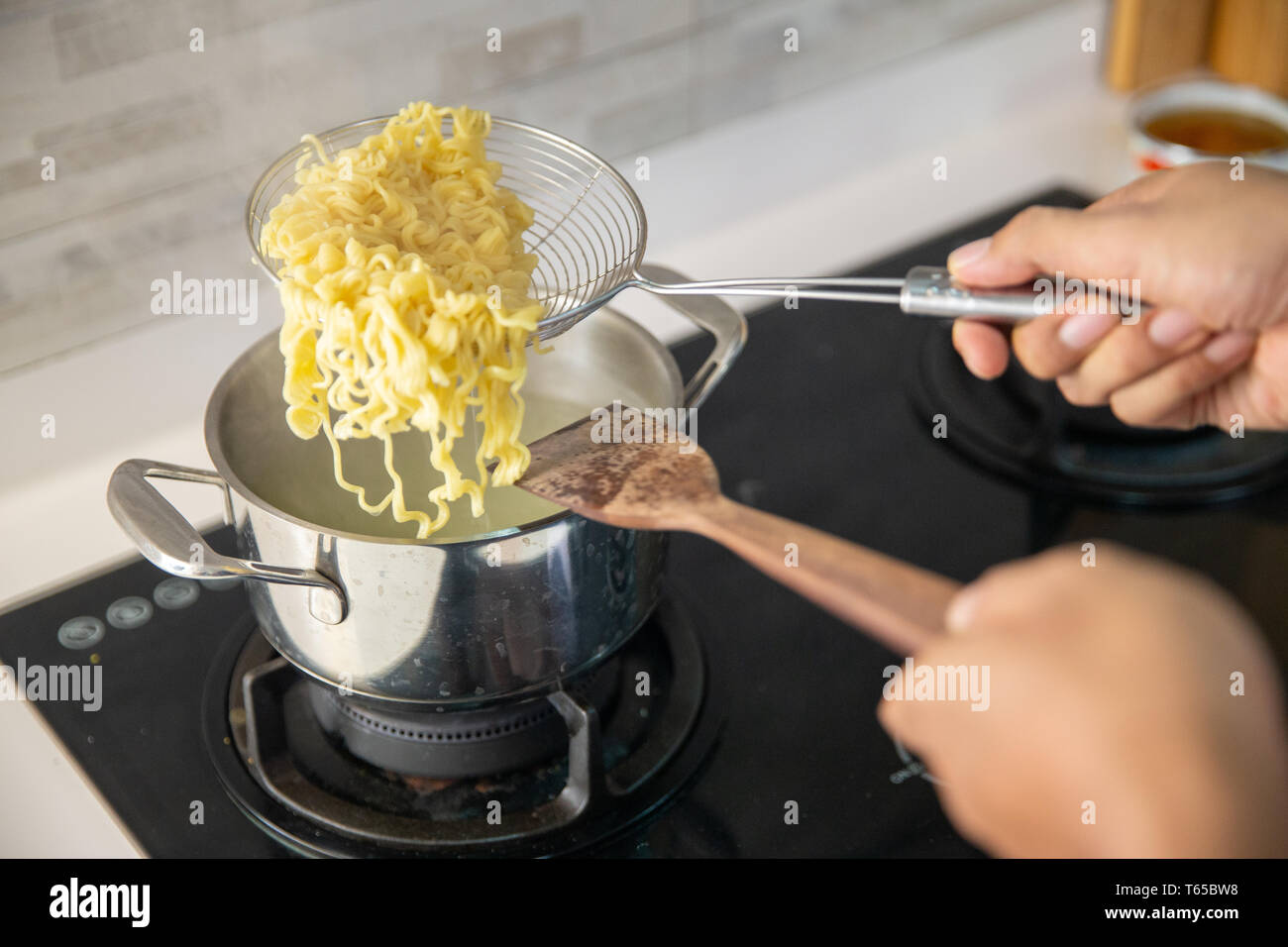 Варить лапшу быстрого приготовления. Израильская лапша. Магнит лапша быстрого приготовления доширак. Варить лапшу быстрого приготовления. Вкусный доширак.