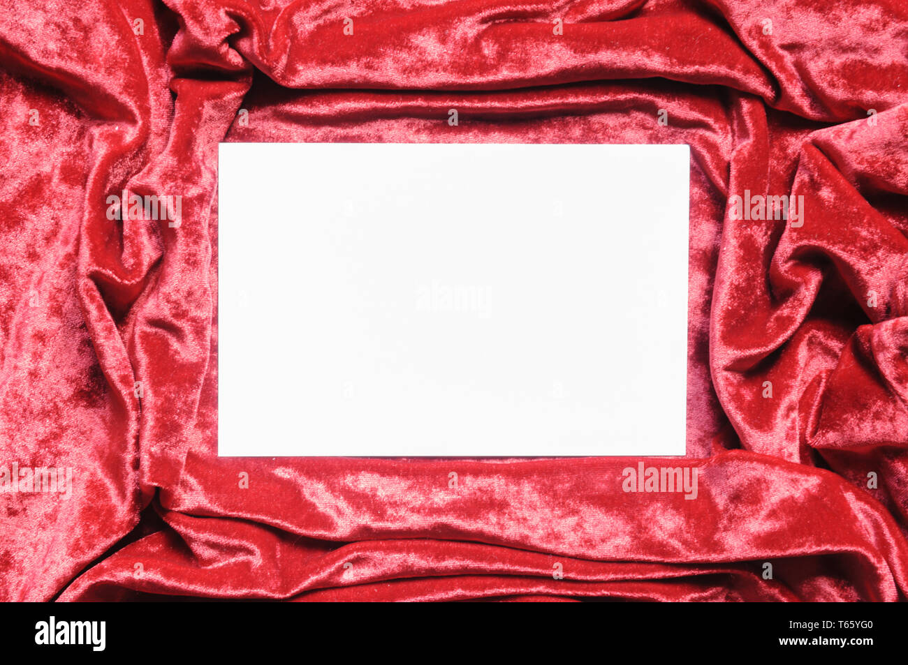Red velvet horizontal hi-res stock photography and images - Alamy