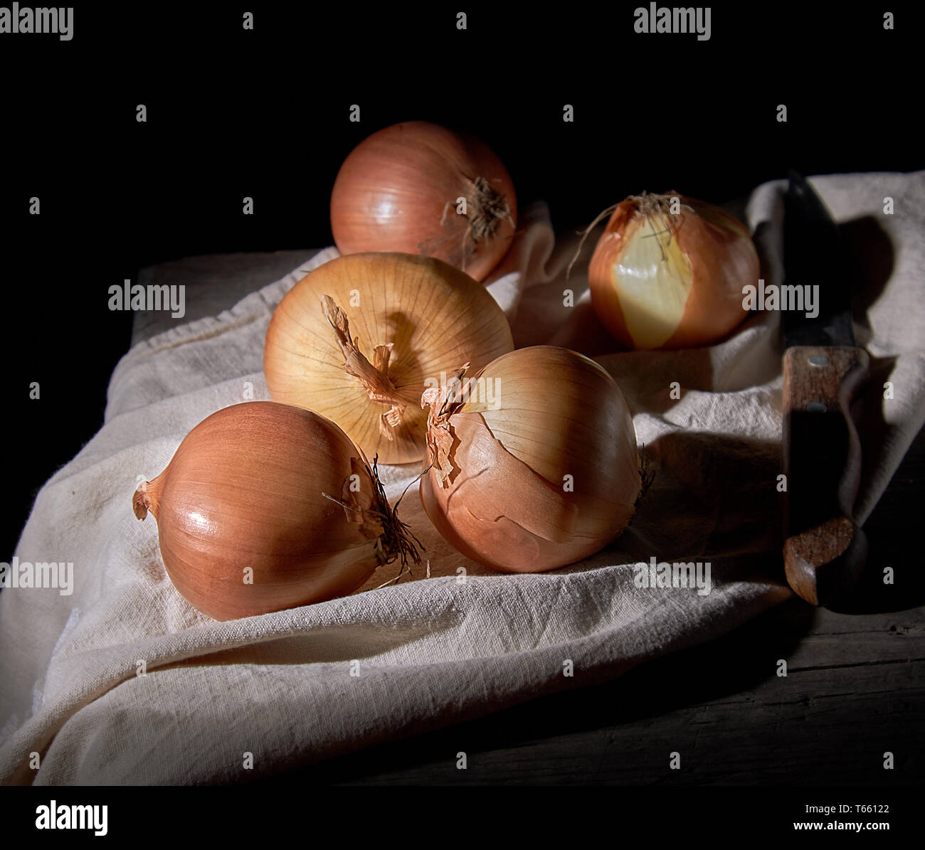 Unpeeled round brown onions hi-res stock photography and images - Alamy