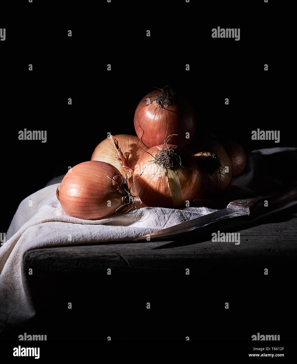 Unpeeled round brown onions hi-res stock photography and images - Alamy
