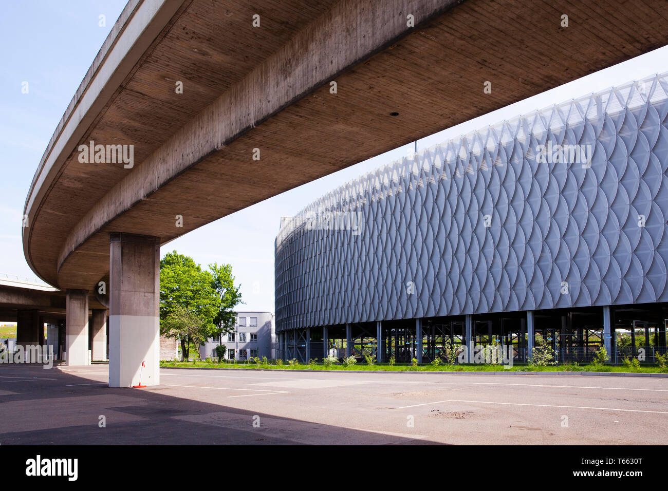 the multi-story car park at the Zoobruecke near the exhibition center in the district Deutz, Cologne, Germany.  das Messeparkhaus Zoobruecke im Stadtt Stock Photo