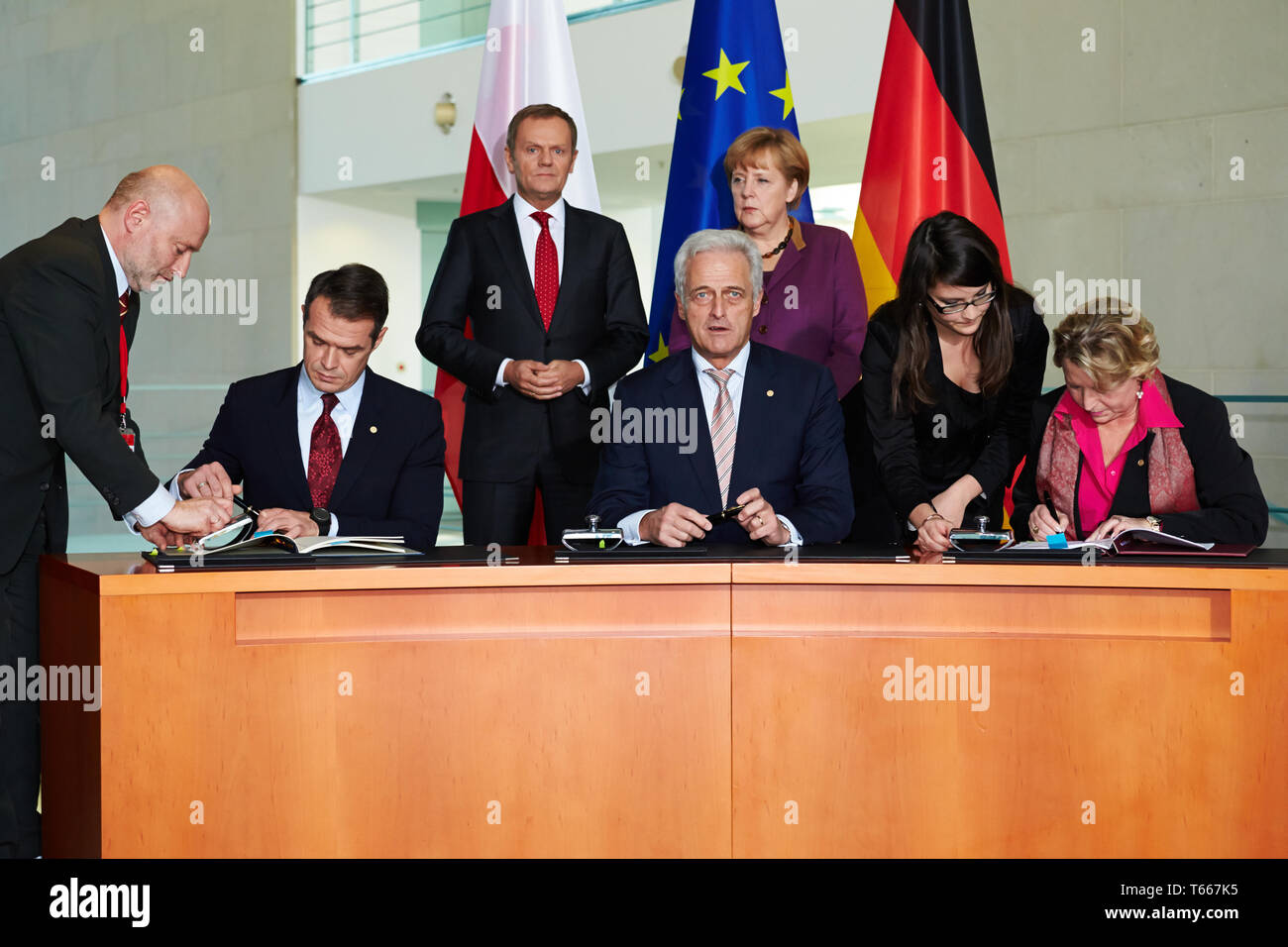 Signing of agreement between Germany and Poland Stock Photo Alamy