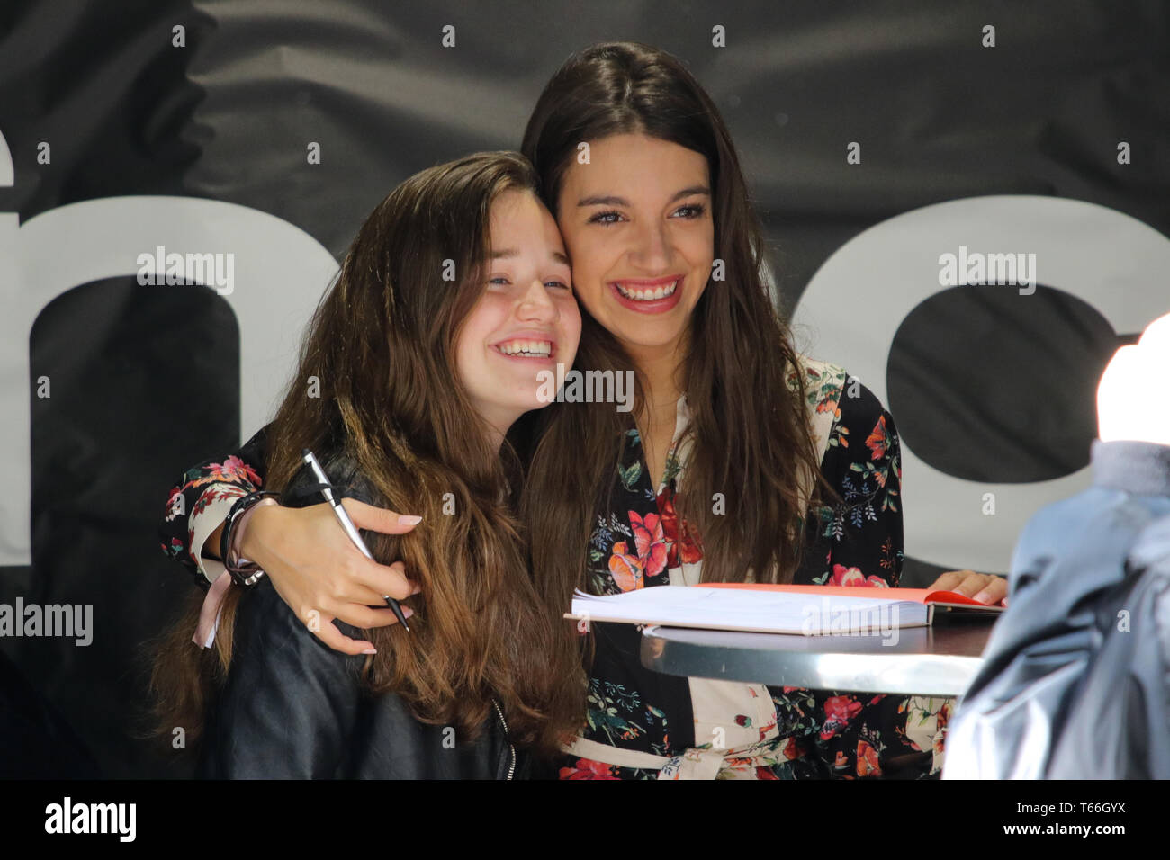 Ana Guerra signs books at her book signing event in Barcelona. Ana Guerra firma de libros en Barcelona. Firmando Con Una Sonrisa entre fans. Stock Photo