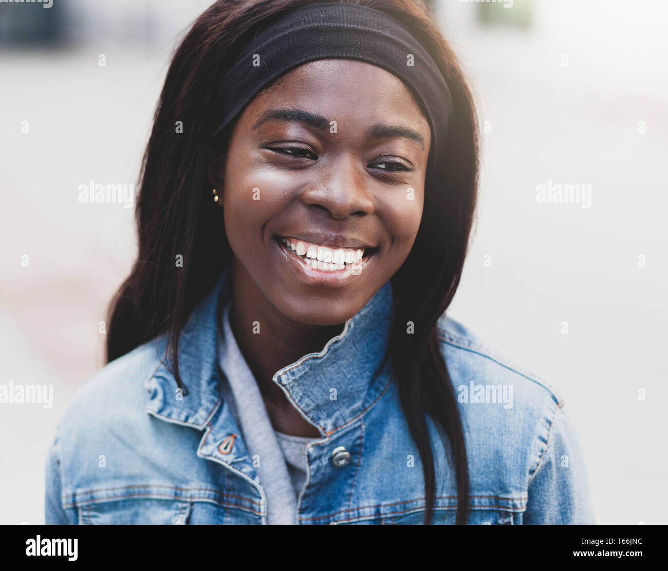 Girl smiling hi-res stock photography and images - Alamy