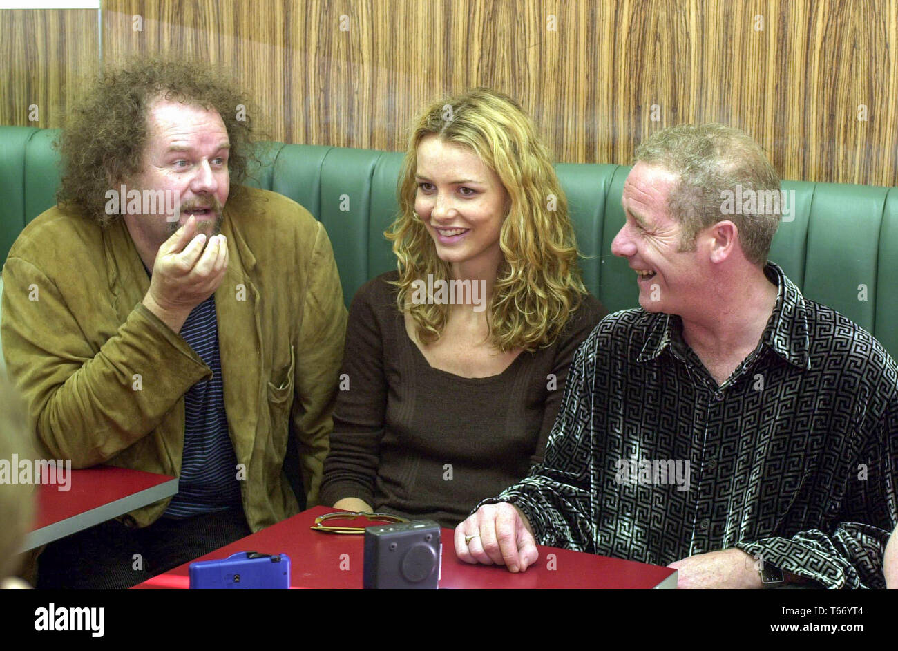 The launch of Antonine Short Film Factory's 8 1/2 Scottish Film Scheme at Favorit in Edinburgh today Wednesday 17/8/00. Stars of the film Miss Julie, Peter Mullan and Saffron Burrows are pictured with director Mike Figgis. Stock Photo