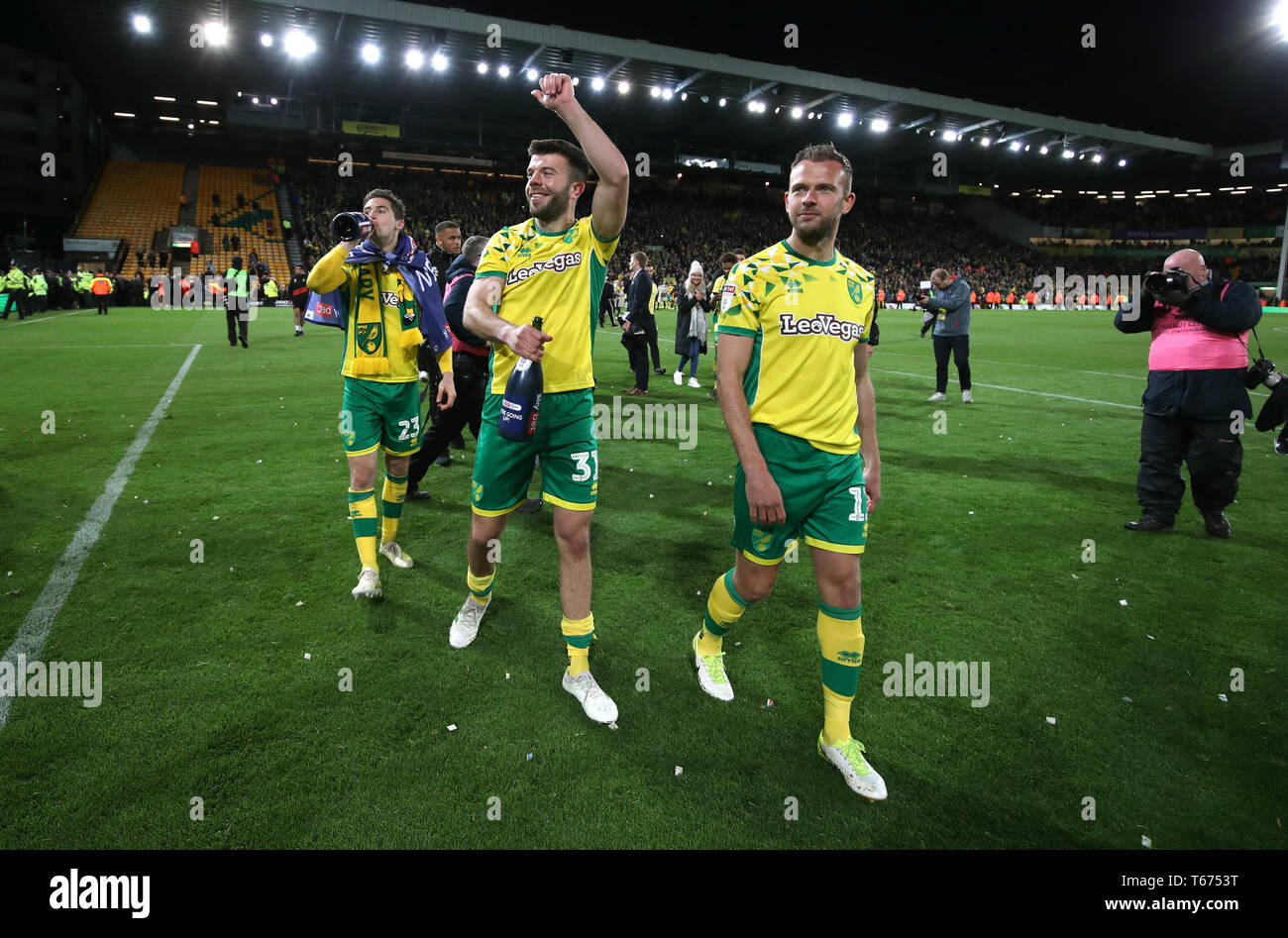 Norwich City's Kenny McLean, Norwich City's Grant Hanley and Norwich City's Jordan Rhodes celebrate promotion to the Premier League after the final whistle of the Sky Bet Championship match at Carrow Road, Norwich. Stock Photo