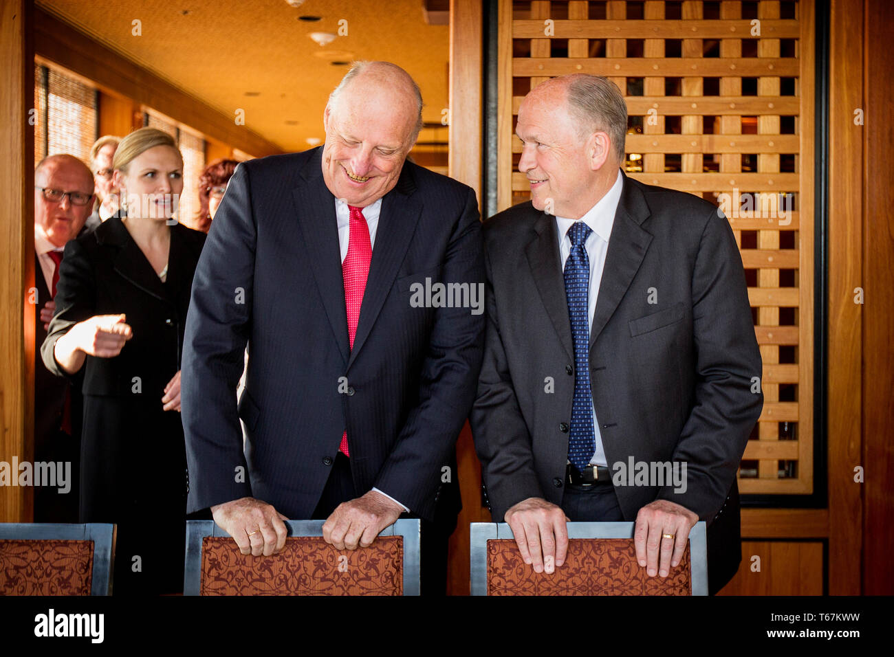 Governor of Alaska, William M. 'Bill' Walker (Independent) hosts a dinner for His Royal Highness King Harald of Norway at the Captain Cook Hotel in Anchorage. Stock Photo