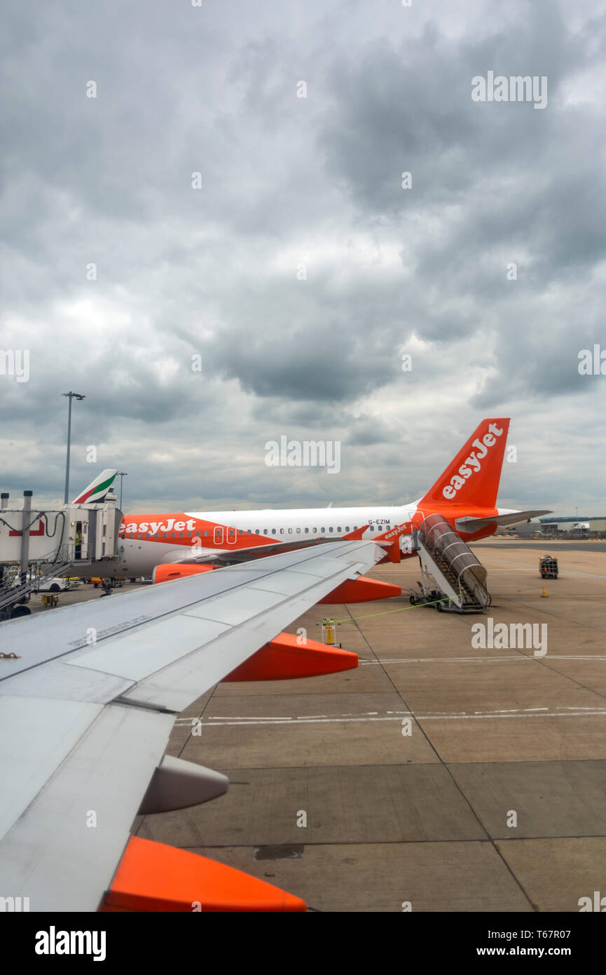 EasyJet plane waiting at the gate, Gatwick Airport Stock Photo