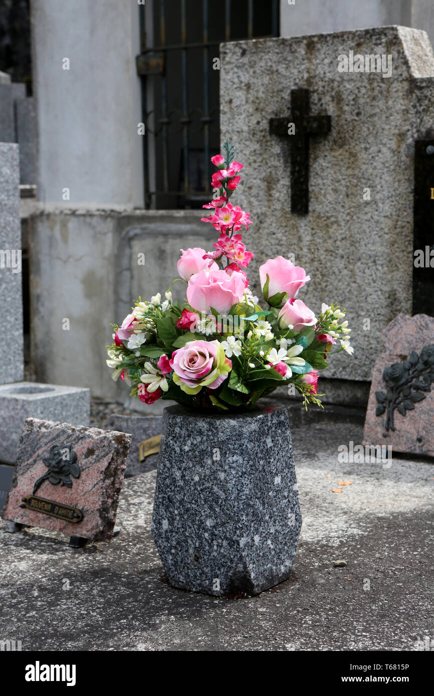 Fleurs dans un vase en granit sur une pierre tombale Stock Photo - Alamy