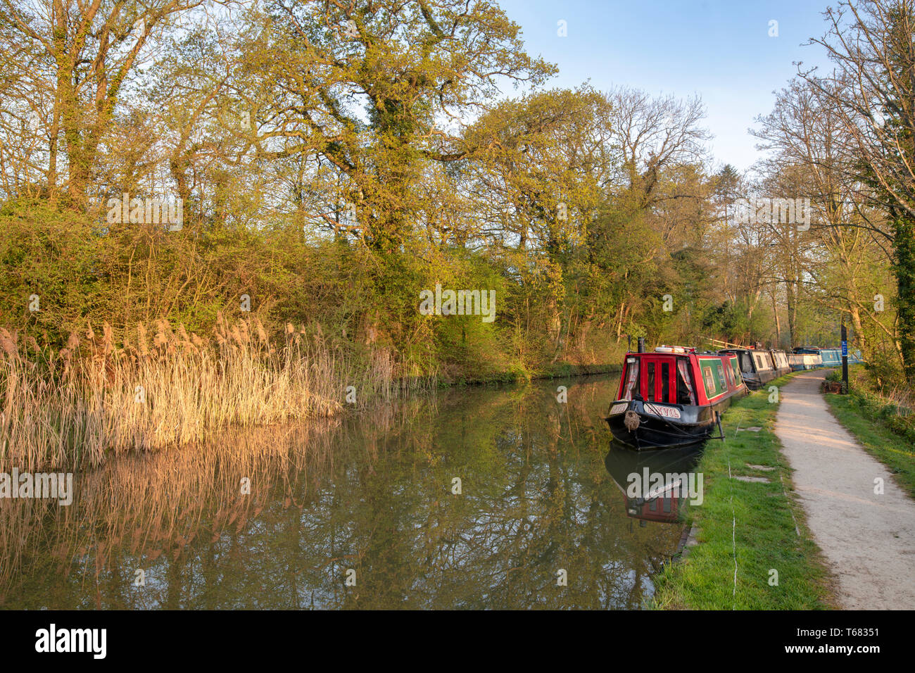 Narrow boats on canal hi-res stock photography and images - Alamy