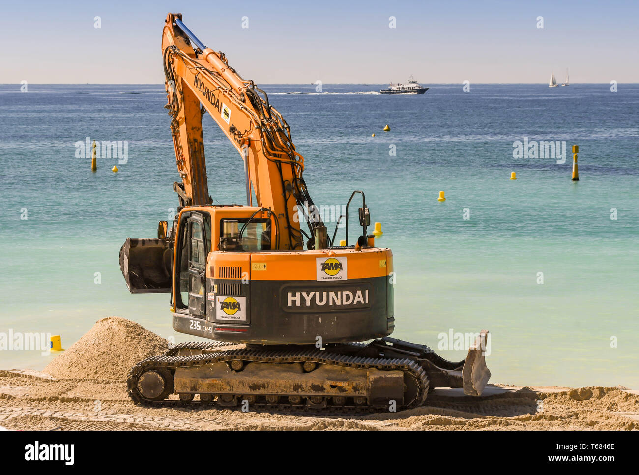 Excavator digger preparing beach hi-res stock photography and images ...