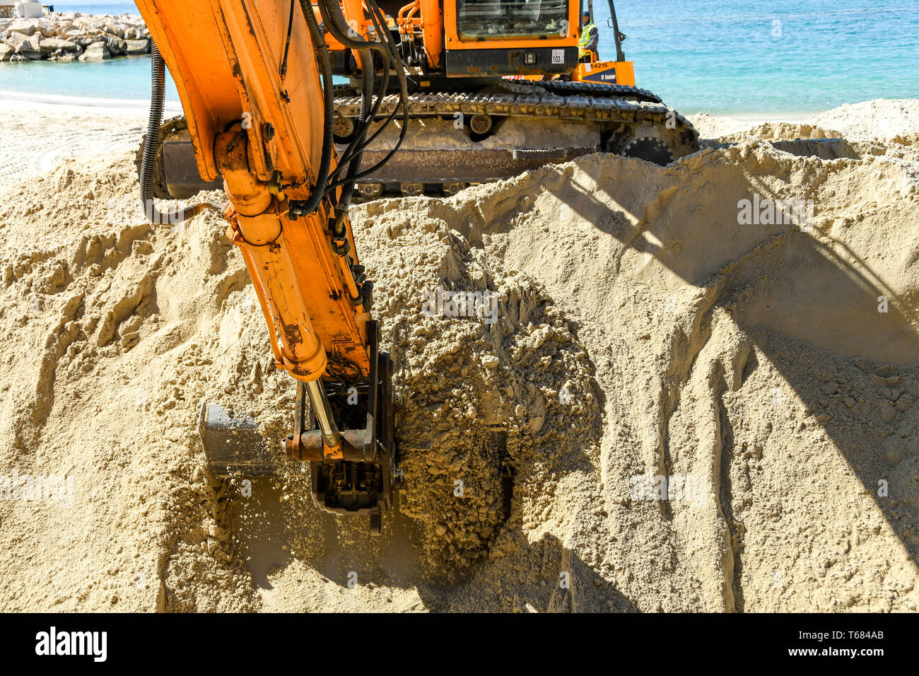 Excavator on a beach hi-res stock photography and images - Alamy
