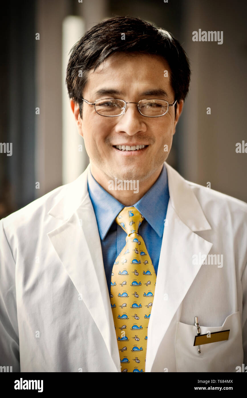 Mid adult male doctor hi-res stock photography and images - Alamy