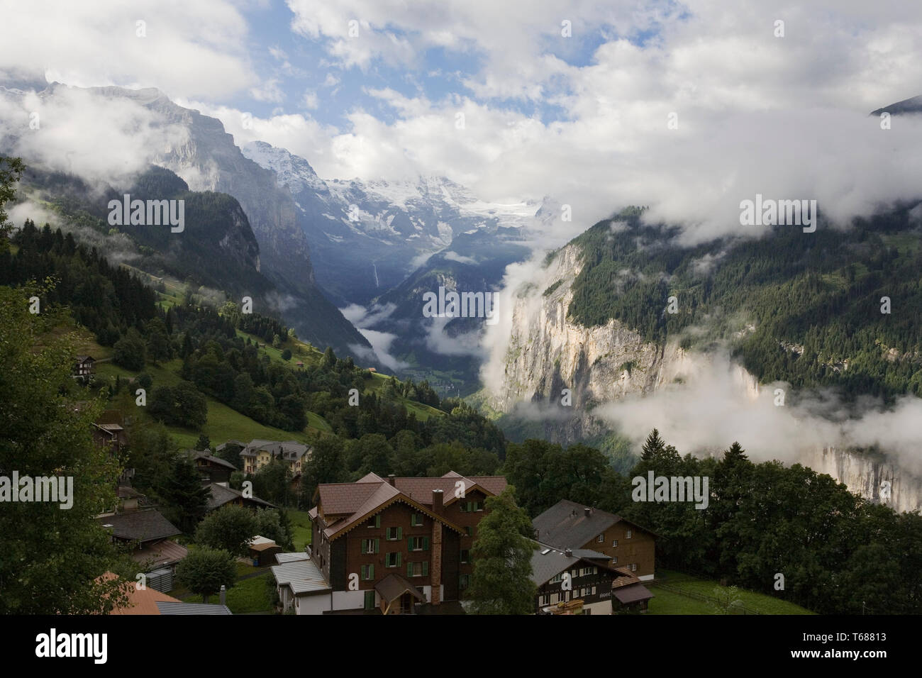 The spectacular Lauterbrunnen valley in early morning from the station at Wengen, Bernese Oberland, Switzerland Stock Photo