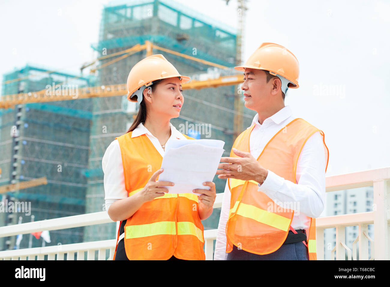 Construction discussion hi-res stock photography and images - Alamy