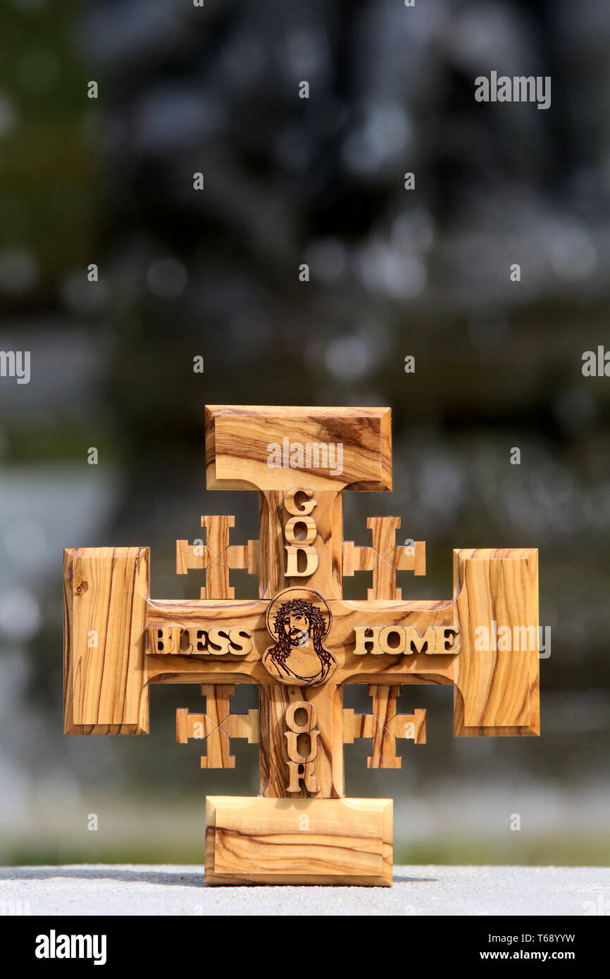 Croix De Jerusalem En Bois D Olivier Representant Jesus Christ Devant Une Fontaine Stock Photo Alamy Croix De Jerusalem En Bois D Olivier Representant Jesus Christ Devant Une Fontaine Stock Photo Alamy