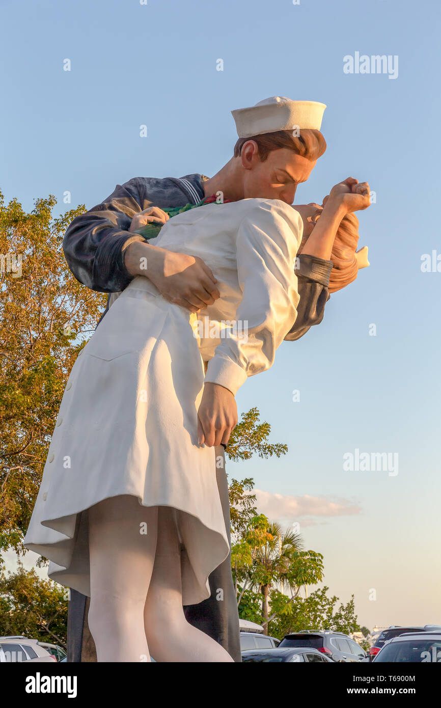 Statue kiss sailor kissing nurse hires stock photography and images