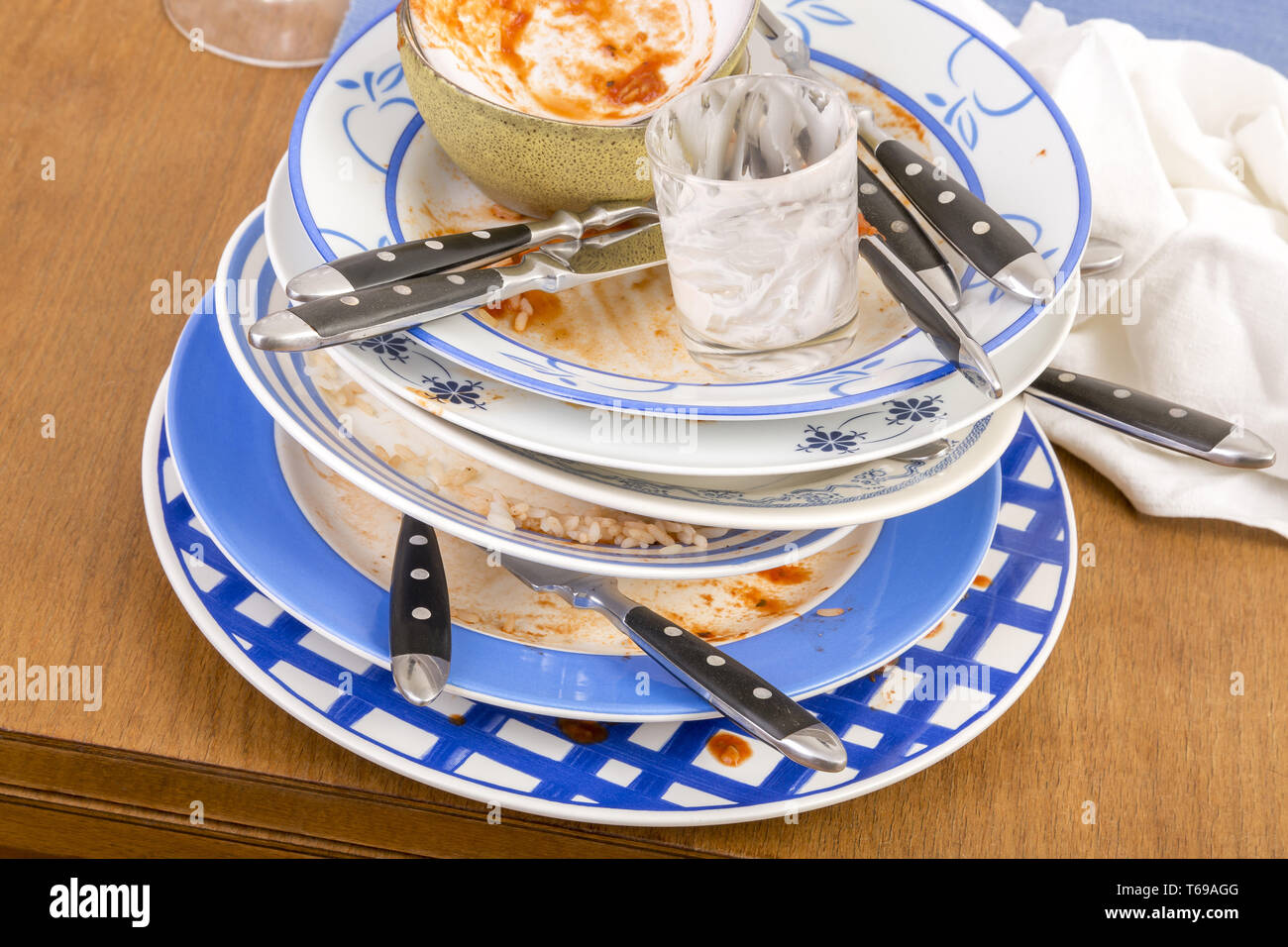 Dirty dishes table hi-res stock photography and images - Alamy