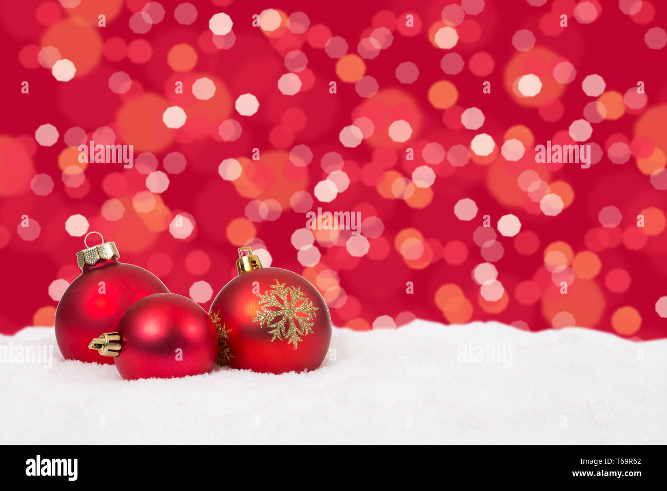 Rote Weihnachtskugeln Weihnachten Hintergrund Weihnachtskarte Dekoration  mit Schnee Stock Photo - Alamy