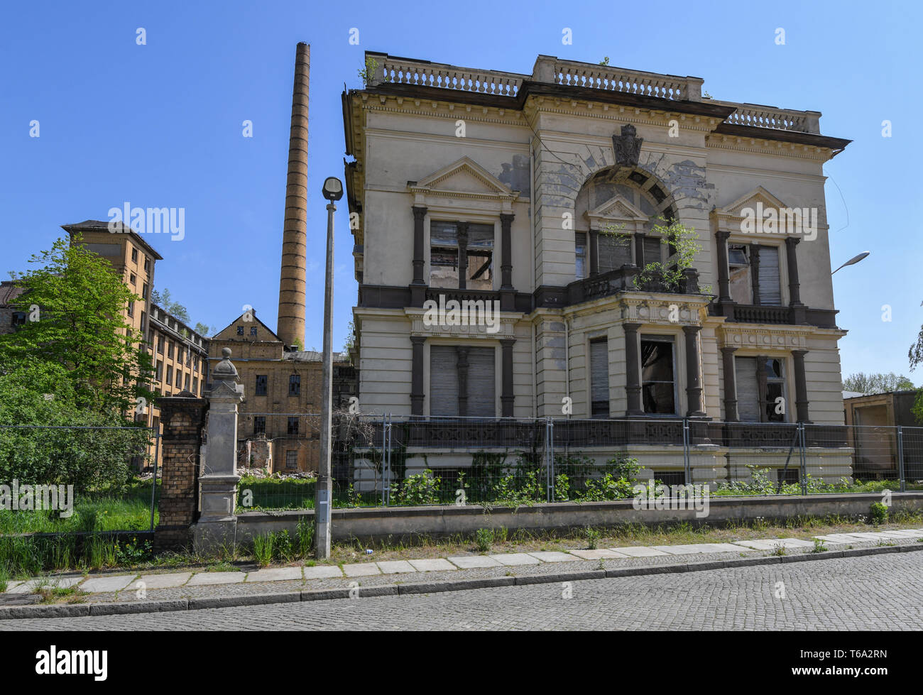 Forst, Germany. 30th Apr, 2019. A dilapidated building of a factory owner's villa on the site of a former cloth factory. On the same day, a meeting of the Brandenburg cabinet on structural development in Lusatia took place in Forst, the district town of the Spree-Neiße district. Credit: Patrick Pleul/dpa-Zentralbild/ZB/dpa/Alamy Live News Stock Photo