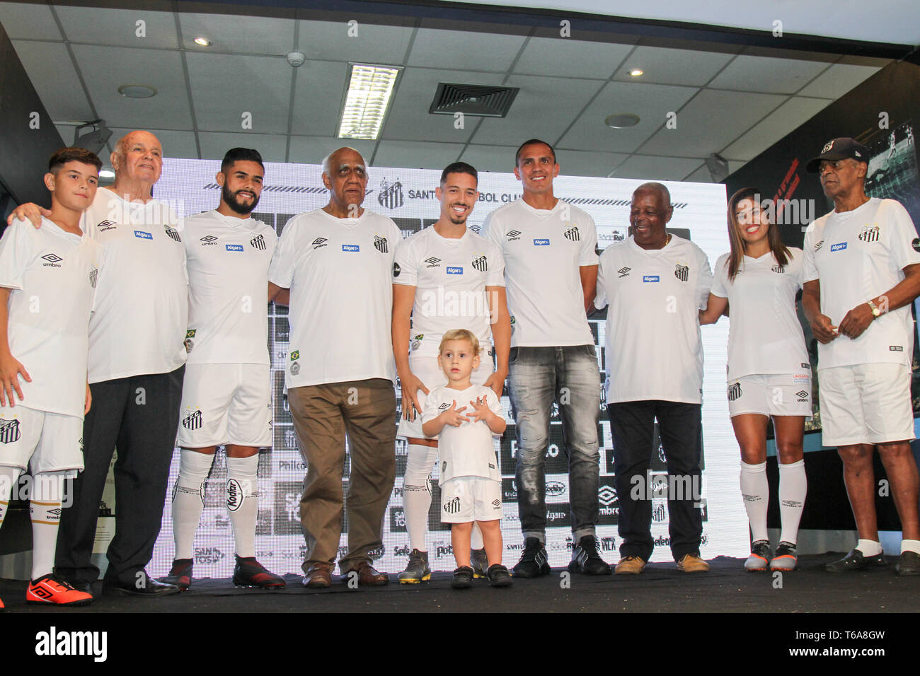 SP - 04/30/2019 - Presents the Santos FC Uniform - Presents that of the No. 1 uniform of Santos Futebol Clube, at the Consquita Memorial, in Vila Belmiro. In the photo is Samuel, Pepe, Felipe Jonatan, Meng Lvio, Jean Mota, Giovanni, Lima, Maurine and Dorval. Photo: Fernanda Luz / AGIF Stock Photo