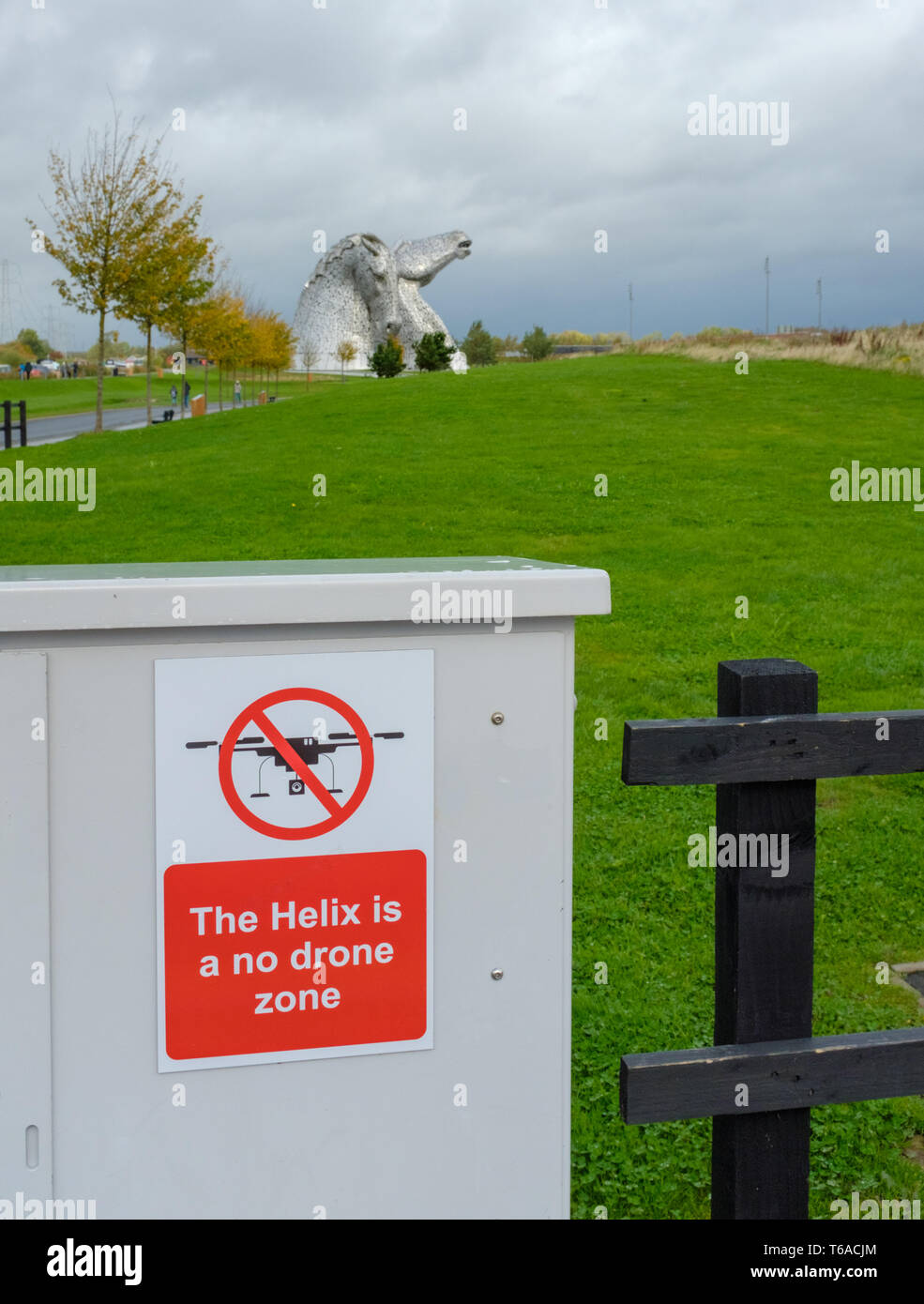 Helix Park, Scotland, United Kingdom 2018 - No Drone flying zone sign at the gates of Helix Park, Scotland, UK with The Kelpies two large horse sculpt Stock Photo