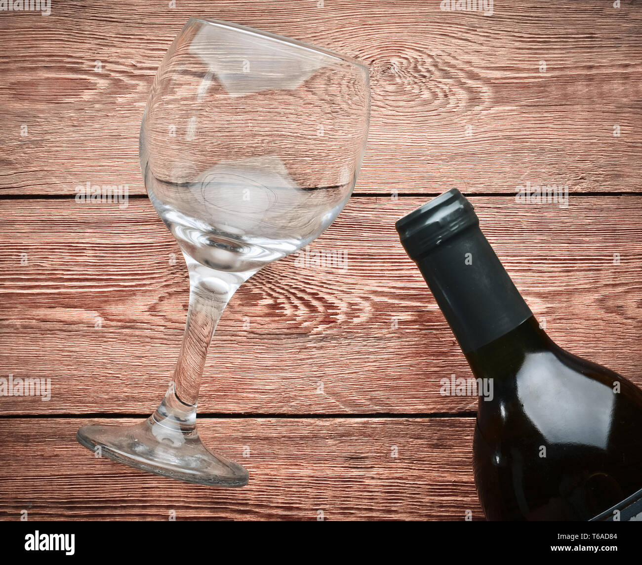 рюмка на рабочем компьютерном столе. три рюмки. рюмка на столе минус. рюмка на столе минус. шот рюмка.