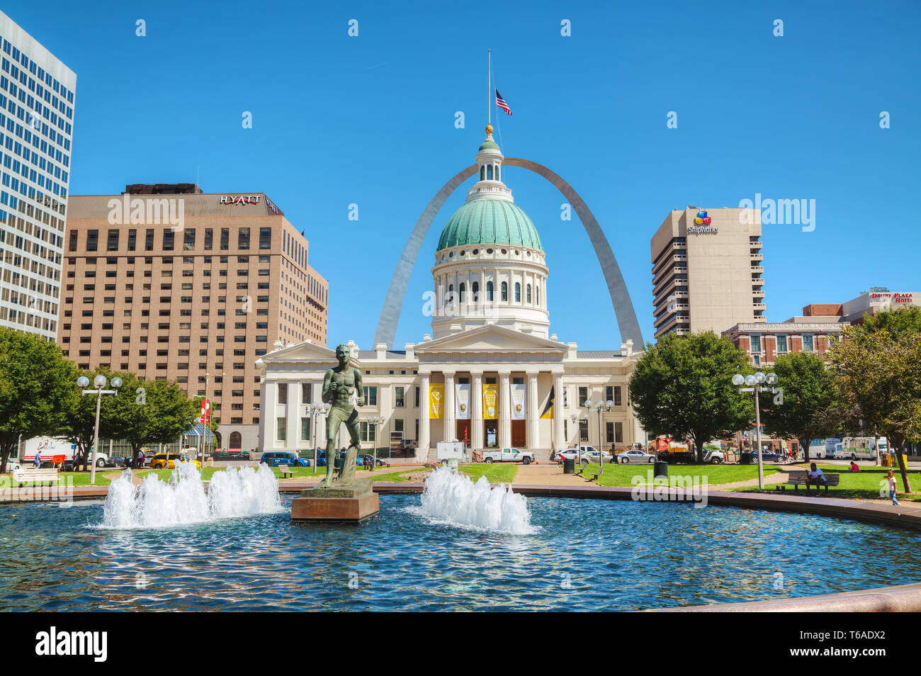 Downtown St Louis, MO with the Old Courthouse Stock Photo Alamy