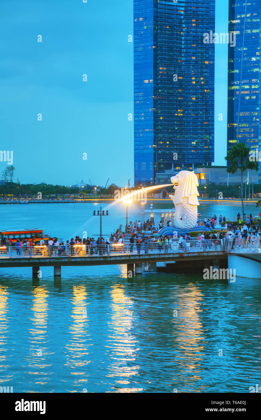 Merlion in marina bay hi-res stock photography and images - Alamy