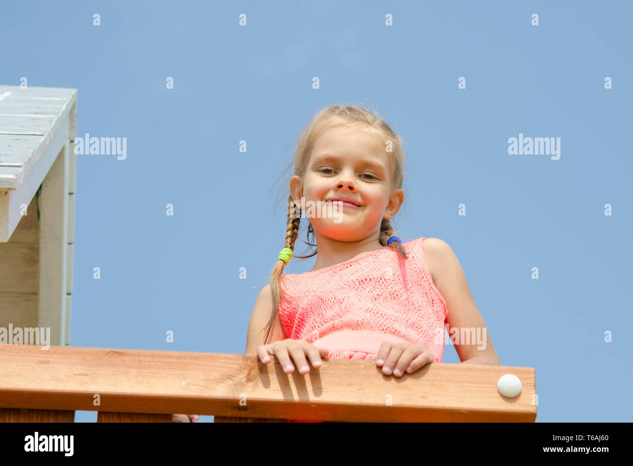 Girl smiling happy holiday hi-res stock photography and images - Alamy