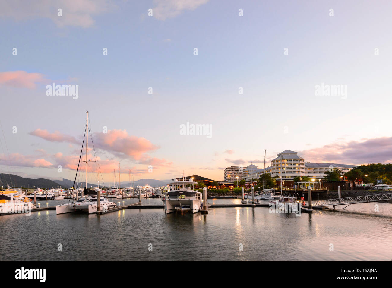 Cairns dusk hires stock photography and images Alamy