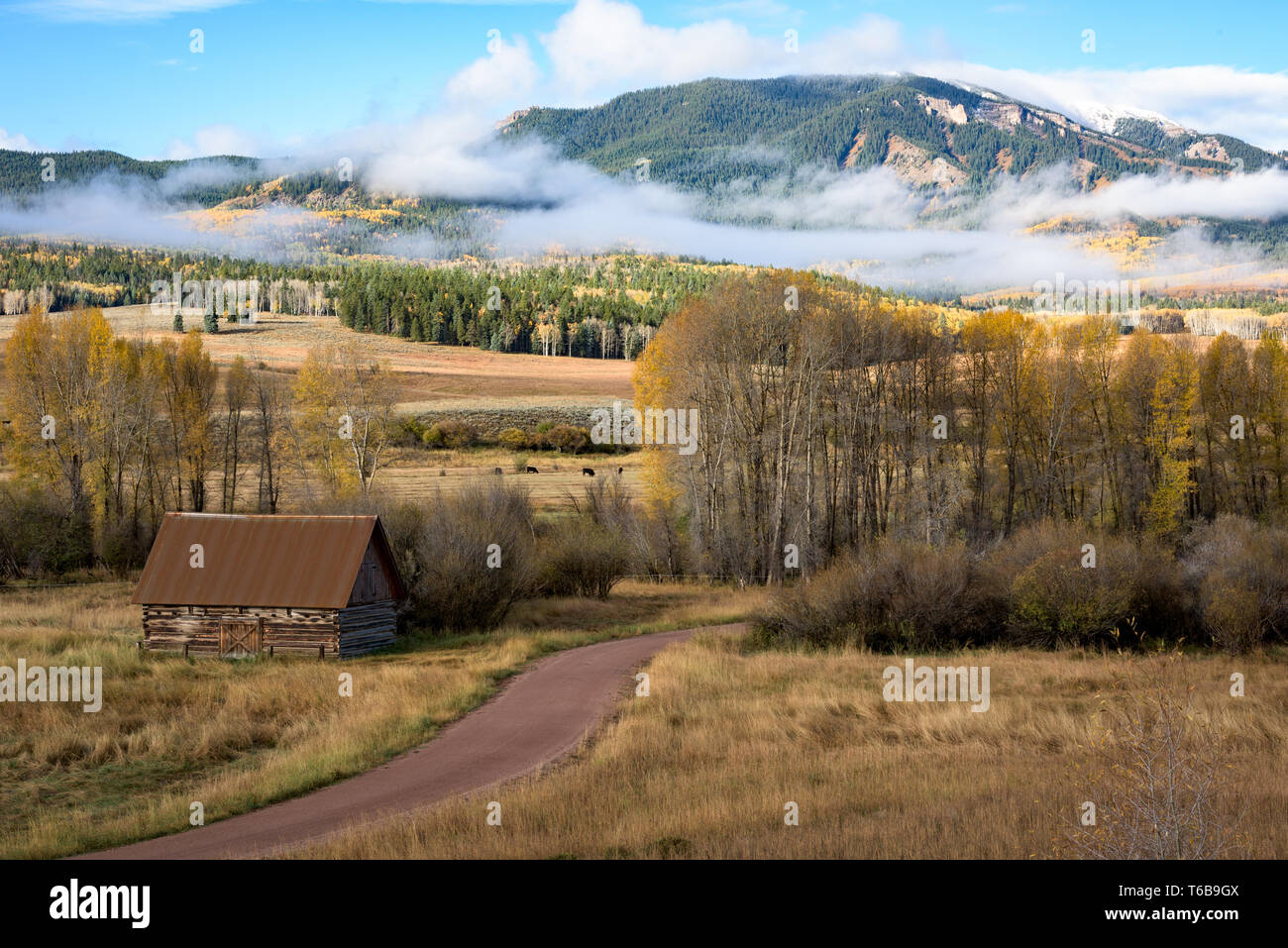 Barn and country lane hi-res stock photography and images - Alamy