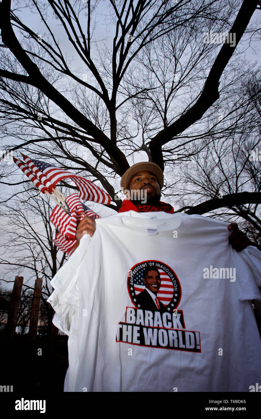 Preparations for Presidential Inauguration. Phil selger t-skjorter med Obama. Stock Photo