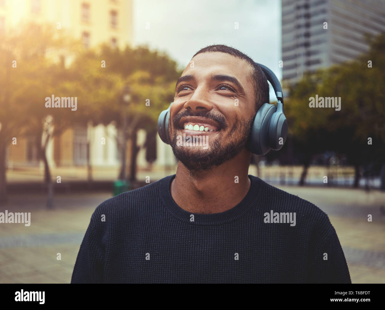 Listen and headphone hi-res stock photography and images - Alamy