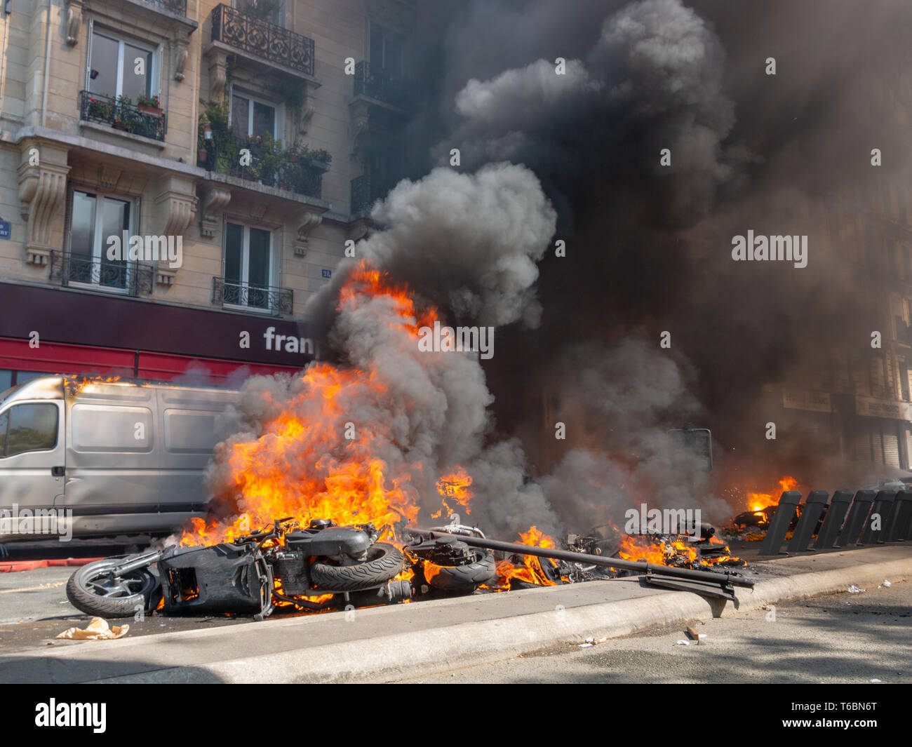 Manifestation des gilets jaunes, Paris, place de la République pendant l'acte 23 Stock Photo